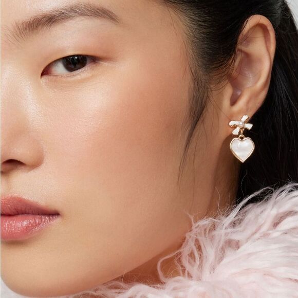 UO | Pearl Bow Heart Delicate Earring Set - Picture 3 of 3